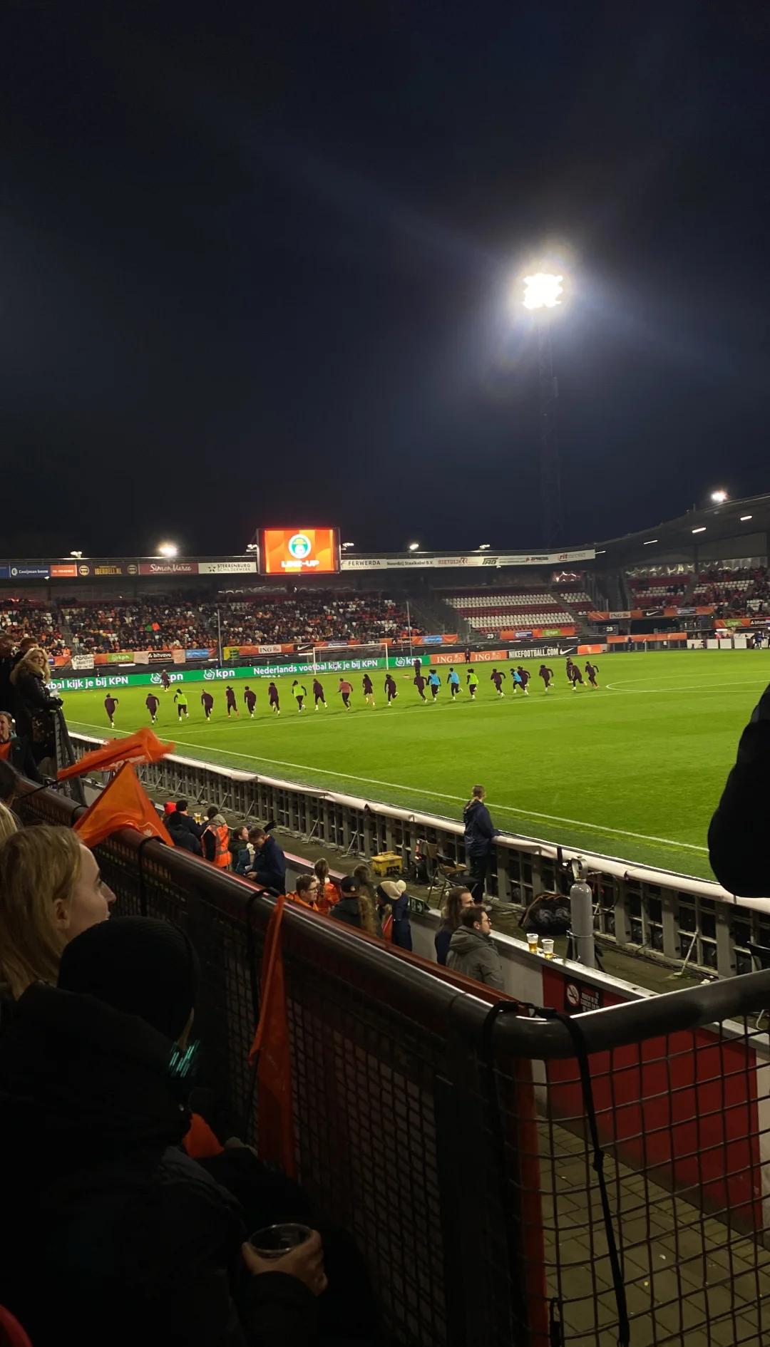 女足比赛现场气氛火爆，观众热情高涨的简单介绍