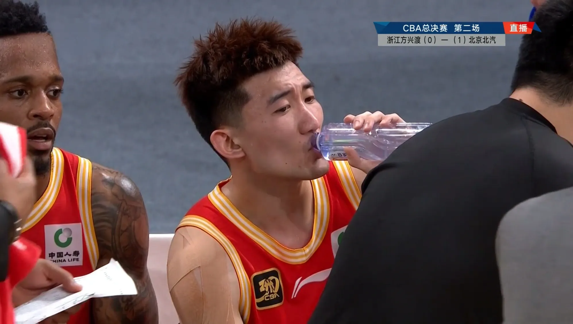 篮球巨星在比赛中频频砍下三分得意斩获