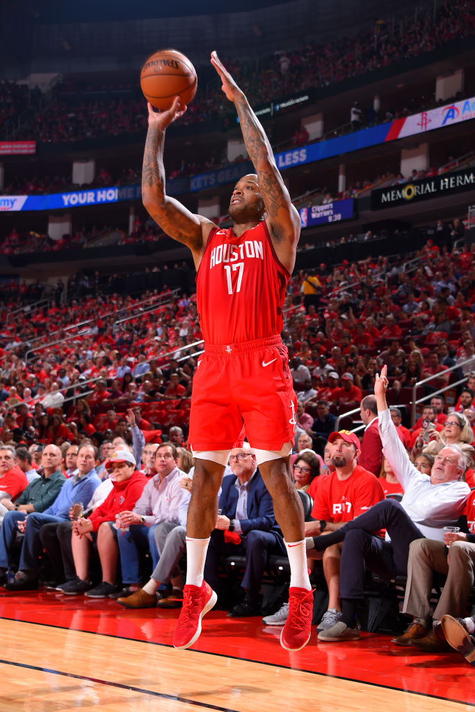 包含山东队完胜四川队，米切尔关键制胜的词条